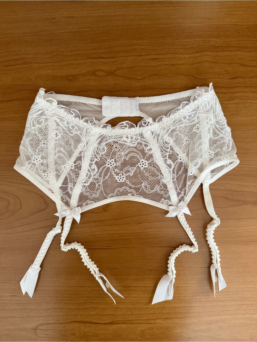 RARE Lise Charmel Soir de Venise
Lace Garter Belt in White - Picture 3 of 6